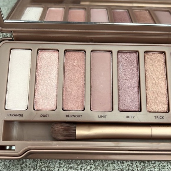 Urban Decay Naked3 Eyeshadow Palette. READ DESCRIPTION - Picture 4 of 5